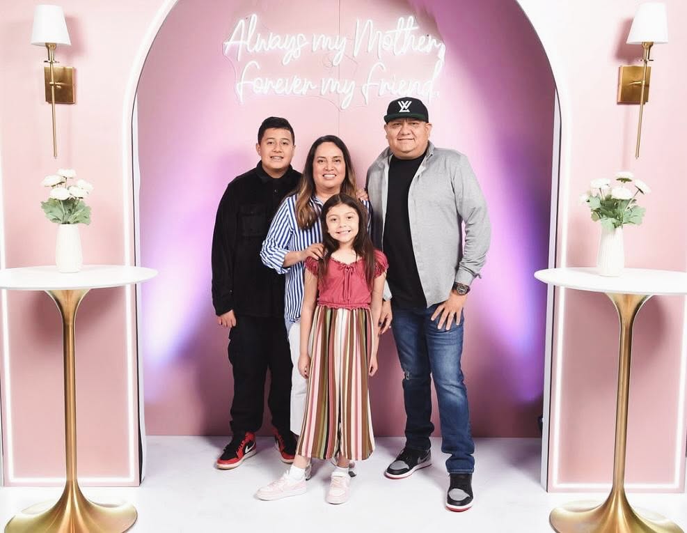 Español | Grupo de familia | Carlos and Veronica Vela